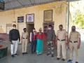 धावत्या रेल्वेतून पडलेल्या महिलेचे वाचविले प्राण.. - Marathi News | Save the life of a woman who fell from a running train. | Latest jalgaon News at Lokmat.com