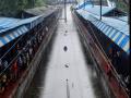 रेल्वे प्रशासनाला बसला सोलापूर शहरातील पावसाचा फटका - Marathi News | Railway administration gets rains in city | Latest solapur News at Lokmat.com