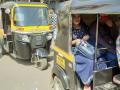 कल्याण डोंबिवलीत रिक्षा चालकांकडून कोविड नियम धाब्यावर - Marathi News | Kovid rules from rickshaw pullers in Kalyan Dombivali | Latest kalyan-dombivli News at Lokmat.com