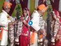 Viral Video : स्टेजवरच सुटला नवरदेवाचा पायजमा अन् खदकन हसली नवरी.... - Marathi News | Viral Video : Grooms pajamas suddenly slipped down at the wedding funny video | Latest social-viral News at Lokmat.com