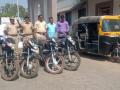 दुचाकी चोरट्यास पकडले; पाच दुचाकी, दोन रिक्षा सांगोला पोलिसांनी केल्या जप्त - Marathi News | Caught by bike thief; Police seized five two-wheelers and two rickshaws from Sangola | Latest solapur News at Lokmat.com