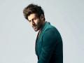 कार्तिक आर्यनने सांगितले, त्याला सेंटर शॉक असे का संबोधतात? - Marathi News | Kartik Aryan said, why does he call it a center shock? | Latest filmy News at Lokmat.com