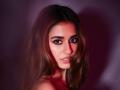 पाहा व्हिडीओ : दिशा पटानीचा बॉडीगार्ड संतापला; मग घडले असे...! - Marathi News | disha patani bodyguard pushes cameraman did physical fight with him | Latest filmy News at Lokmat.com