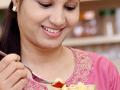 Right ways to eating Fruits : फळं खाताना हमखास सर्वजण करतात ३ चुका? बघा, फळं खाण्याची योग्य पद्धत... - Marathi News | | Latest sakhi News at Lokmat.com