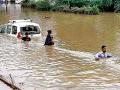 महापूर: बडोद्यात चलन फाडणार नाहीत वाहतूक पोलीस - Marathi News | Traffic police will not issue the challan of vehicles till august 15th of vadodara | Latest auto News at Lokmat.com