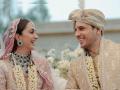 Sidharth-Kiara Wedding Photo's: गालावर किस! सिद्धार्थ-कियाराच्या लग्नाचे क्यूट फोटो आले, जोडपे आनंदात रमले - Marathi News | Kiss on the cheek! Siddharth malhotra-Kiara advani's wedding photos are cute, the couple is happy marriage | Latest filmy Photos at Lokmat.com