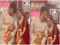 VIDEO : लग्न झाल्यावर मंडपातच नवरी-नवरदेव खेळू लागले खेळ, इकडे-तिकडे बघून नवरदेवाने मारला चान्स - Marathi News | Viral Video : Bride and groom playing on spinner ring in wedding watch video | Latest social-viral News at Lokmat.com