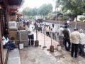 रिमझिम पावसातही मद्यप्रेमींची दारू खरेदीसाठी ५०० मीटरपर्यंत रांग - Marathi News | Queues of liquor lovers up to 500 meters to buy liquor even in the pouring rain | Latest solapur News at Lokmat.com