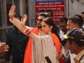  दीपवीरने घेतले सिद्धिविनायकाचे दर्शन! पाहा, फोटो!! - Marathi News | newly wed deepika padukone ranveer singh at siddhivinayak temple | Latest filmy News at Lokmat.com