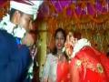 VIDEO : स्टेजवर नवरीने केलं असं काही, नवरदेवाने रागात हार काढून लोकांकडे फेकला! - Marathi News | Wedding video of bride groom fight broke garland then watch what happened next | Latest social-viral News at Lokmat.com