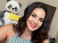 सनी लिओनीने नवरोबाची अशी घेतली मजा, पाहून खो-खो हसाल...!! - Marathi News | daniel weber believed sunny leone accidentally chopped off her finger watch her prank video-ram | Latest filmy News at Lokmat.com