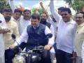 Devendra Fadnavis: देवेंद्र फडणवीसांची हेल्मेटविना बुलेट सवारी; पोलीस पावती फाडणार का? - Marathi News | | Latest vardha News at Lokmat.com