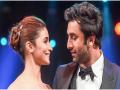 आलिया खूश्श! बर्थ डेला रणबीर कपूरने असे दिले सरप्राईज  - Marathi News | this is how ranbir kapoor joined alia bhatts birthday party | Latest filmy News at Lokmat.com