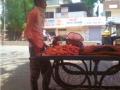 रंगभूमीवरच्या कलाकाराची भाजीपाला विकून गुजराण - Marathi News | Livelihood of a theater artist selling vegetables | Latest dhule News at Lokmat.com