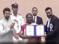 National Film Awards: अजय देवगणला सर्वोत्कृष्ट अभिनेत्याचा पुरस्कार प्रदान - Marathi News | Ajay Devgn and Vishal Bhardwaj receives the national award | Latest filmy News at Lokmat.com