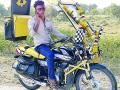 ‘तो’ दुचाकीवर घेतो चारचाकीचा आनंद - Marathi News | 'He' takes two-wheeler pleasure on a bike | Latest amravati News at Lokmat.com