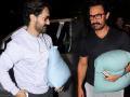 जिथे जाई, तिथे आमिर खानच्या हातात दिसे ‘उशी’, पण का? - Marathi News | Here's why Aamir Khan is always spotted with a pillow while travelling | Latest filmy News at Lokmat.com