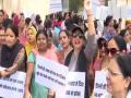 ‘’अरविंद केजरीवालजी, आम्हाला १ हजार रुपये द्या’’, महिलांचं दिल्ली सरकारविरोधात आंदोलन - Marathi News | "Arvind Kejriwal ji, give us 1000 rupees", women's protest against the Delhi government | Latest national News at Lokmat.com
