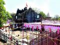 व्हीआयपींना थेट दर्शन : भाविकांना मंदिराच्या गाभाऱ्यात बंदी - Marathi News | Visitation of the VIPs directly: The ban on devotees in the temple courtyard | Latest thane News at Lokmat.com