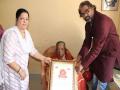 ठाण्यातील २००० पेक्षा जास्त महिलांची प्रसूती घडवून आणणाऱ्या १०२ वर्षे वयाच्या इंदिरा आमरे या सुईणीसहित विविध क्षेत्रातील ७ मान्यवर महिलांचा अभिनय कट्टयावर रणरागिणी २०१८ या पुरस्काराने सन्मान - Marathi News | Honor of Ranaragini 2018 on the performance of 7 eminent women from various fields including Indira Amare, who created more than 2,000 women in Thane, 102 years of age. | Latest thane News at Lokmat.com