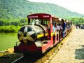 घारापुरीतील शेतबंदर येथे मिनीट्रेनला अपघात, पर्यटक बचावले - Marathi News | min train Accidents at the Shetghar in Gharapuri | Latest raigad News at Lokmat.com