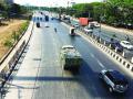 उघड्यावर मालवाहतुकीमुळे अपघातांना निमंत्रण - Marathi News | Invitations for accident due to freight traffic at the open | Latest navi-mumbai News at Lokmat.com