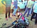 गायगाव जवळ दुचाकीची प्रवासी वाहनाला धडक; एक गंभीर - Marathi News | Two wheelers hit a vehicle near Gagagaon; A serious | Latest akola News at Lokmat.com