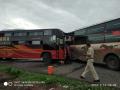 लक्झरी बसची शिवशाहीला धडक, 1 ठार 25 जखमी - Marathi News | Accidents of two buses in transit | Latest jalgaon News at Lokmat.com