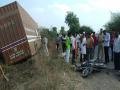 कंटेनर- दुचाकी अपघातात चुलते- पुतणे जागीच ठार - Marathi News | Container - Wrecked in a two-wheeler accident - Killed on the spot | Latest hingoli News at Lokmat.com