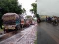 जिंतूर महामार्गावर ट्रकला अपघात; तीन तास वाहतूक ठप्प - Marathi News | Truck accident on Jintur highway; Three hours traffic jam | Latest parabhani News at Lokmat.com