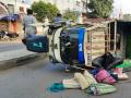 भरधाव ऑटो दुभाजकावर आदळून उलटला, ९ शेतमजूर जखमी - Marathi News | Rushing auto overturns after hitting divider 9 farm laborers injured | Latest buldhana News at Lokmat.com