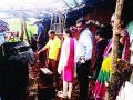 चार दिवस उलटूनही ट्रेलर अपघातग्रस्त घरातच - Marathi News | Four days later the trailer was in an accident house | Latest raigad News at Lokmat.com