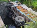 अकोला-वाशिम महामार्गावरील पुलावरून ट्रक कोसळला; दोन ठार - Marathi News | Truck crashes off bridge on Akola-Washim National Highway; Two killed | Latest vashim News at Lokmat.com