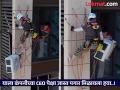 टोलेजंग इमारतीवर AC बसवणाऱ्या तरुणाचा व्हिडिओ व्हायरल, पाहून तुमच्या अंगावर शहारे येतील - Marathi News | ac-technician-installed-ac-by-hanging-in-the-air-video-goes-viral | Latest social-viral News at Lokmat.com