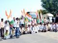 दुष्काळग्रस्त शेतकऱ्यांना आर्थिक मदतीच्या मागणीसाठी रेणापुरात आंदोलन  - Marathi News | Demand for financial help for drought-hit farmers | Latest latur News at Lokmat.com