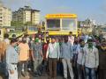 Coronavirus: डोंबिवलीत कचरा उचलणाऱ्या सफाई कामगारांचे आंदोलन सुरू - Marathi News | Coronavirus: Cleaning worker agitation on garbage issue in Dombivali vrd | Latest thane News at Lokmat.com