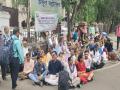 'नोकरीत कायम करून घ्या..' शिक्षक दृष्टीहीनांचे शिक्षण आयुक्तालयासमोर आंदोलन - Marathi News | Protest of blind teachers in front of Education Commissionerate in pune | Latest pune News at Lokmat.com