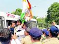 महापौर परिषदेच्या विरोधात युवक कॉंग्रेस, ‘आप’चे आंदोलन - Marathi News | Youth Congress, AAP's agitation against Mayors Council | Latest nagpur News at Lokmat.com