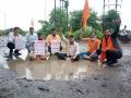 चक्क रस्त्यावरील खड्ड्यात बसून केले आंदोलन - Marathi News | The agitation was carried out while sitting in a pothole on the road | Latest nagpur News at Lokmat.com