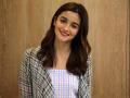 रणबीर कपूरसोबत नव्हे तर या व्यक्तीसोबत गेली डिनर डेटवर - Marathi News | Alia Bhatt looks stunning in red dress as she goes on a dinner date with sister Shaheen Bhatt | Latest filmy News at Lokmat.com