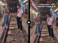व्हिएतनाममध्ये रेल्वेच्या पटरीवर रील बनवत होते नारकर कपल अन् मग...; पुढे काय घडलं? पाहा व्हिडिओ - Marathi News | aishwarya narkar and avinash narkar reel video on railway track in vietnam | Latest filmy News at Lokmat.com