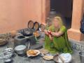 लक्झरी लाइफला या टॉपच्या अभिनेत्रीचा रामराम? मातीच्या चुलीवर दिसली जेवण बनवताना - Marathi News | this top actress quit luxury life o? Seen cooking food on the clay stove | Latest filmy News at Lokmat.com