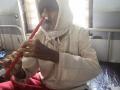 'सर्वोपचार' रुग्णालयातील वृद्ध रुग्ण वाजवितो नाकाने बासरी - Marathi News | patient in hospital play flute with his nose in akola | Latest akola Videos at Lokmat.com