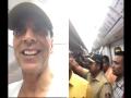 अक्षय कुमारने केला मेट्रोच्या गर्दीतून प्रवास, पाहा हा व्हिडिओ - Marathi News | Mumbai Metro: Akshay Kumar takes a train ride | Latest filmy News at Lokmat.com