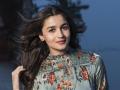 see pics: असे काय झाले की कॅमेरे पाहताच आलिया भट्टने लपवला चेहरा? - Marathi News | what Alia Bhatt Hides From The Media | Latest filmy News at Lokmat.com