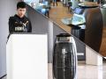 हॉटेलमध्ये 'रोबोट' आचारी, स्वयंपाक करी लई भारी - Marathi News | robots are the butlers at alibaba futuristic chinese hotel | Latest jarahatke Photos at Lokmat.com