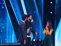 ‘लिटिल चॅम्प’ आस्थाला दिले अमालने आपले जाकीट भेट ! - Marathi News | Amaal gifts his jacket to Li’l Champ contestant Astha Das | Latest filmy News at Lokmat.com
