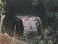Kolhapur Accident: आंबा घाटात ८० फूट खोल दरीत खासगी बस कोसळली, नेपाळी बाग कामगारांना घेवून जात होती कोकणात - Marathi News | Private bus falls into a valley at Amba Ghat Kolhapur, was carrying Nepali garden workers to Konkan | Latest kolhapur News at Lokmat.com
