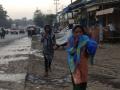 टँकरमधील घातक रसायन रस्त्यावर पडल्याने नागरिक त्रस्त - Marathi News | Citizen stricken by the collapse of hazardous chemicals in the tanker | Latest thane News at Lokmat.com