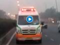 Video : मृतदेहाला घेऊन निघालेली रुग्णवाहिका पुलावरुन कोसळली - Marathi News | Video: Ambulance carrying body for autopsy falls off bridge in mumbai chembur | Latest mumbai News at Lokmat.com
